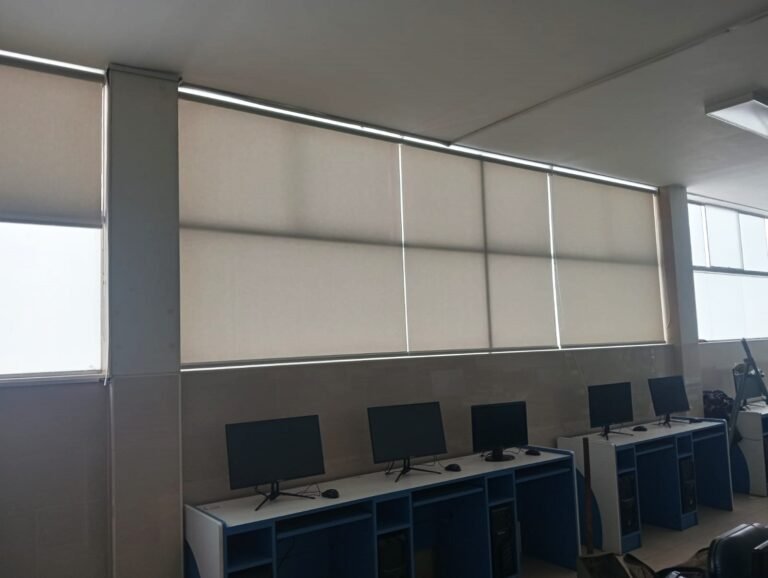 cortinas roller para universidad